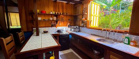 Frigorífic, placa de cuina, cafetera i tetera i torradora