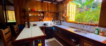 Beach villa w/fiber optic internet- Steps to beach with garden full of wildlife!