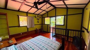 2 bedrooms, in-room safe, desk, travel cot