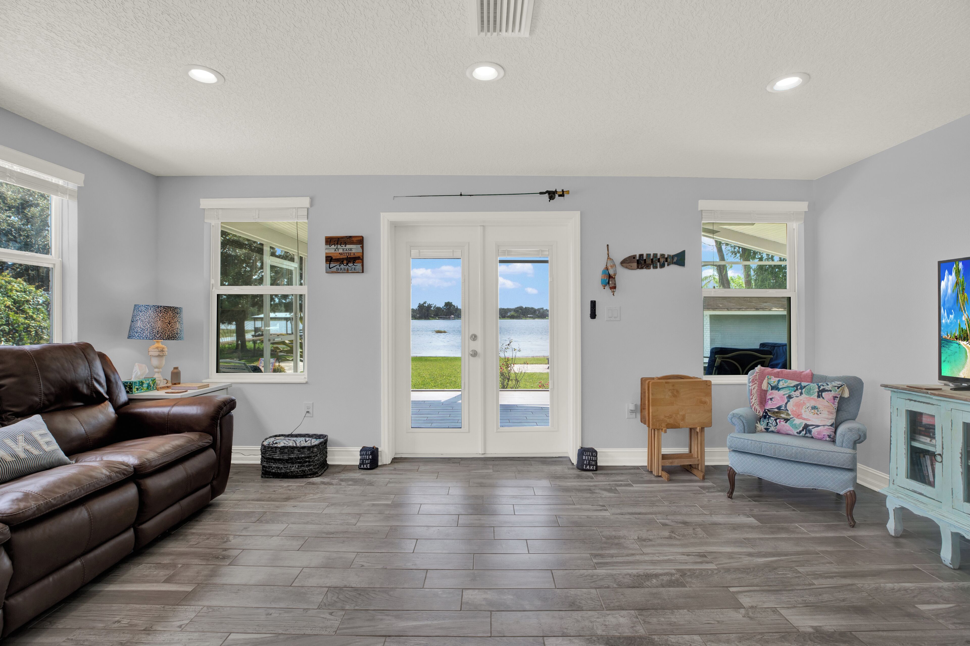 Televisión, videojuegos, reproductor de DVD y libros 