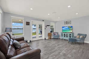 تلفزيون، ألعاب فيديو، مشغل دي في دي، كُتُب