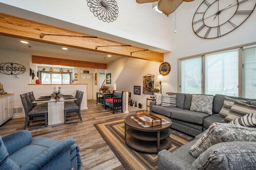 Cozy Dog Friendly End Unit w/ Hot Tub & Fireplace