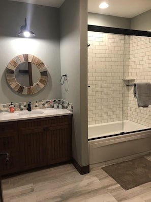 Combined shower/tub, hair dryer, towels