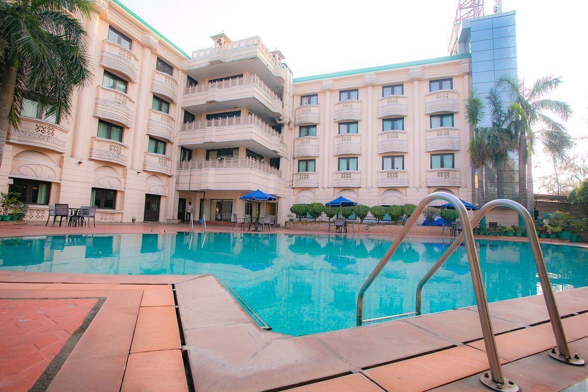 حمّام سباحة خارجي