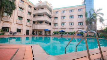 สระว่ายน้ำกลางแจ้ง