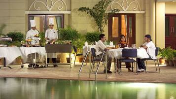 รับประทานอาหารกลางแจ้ง