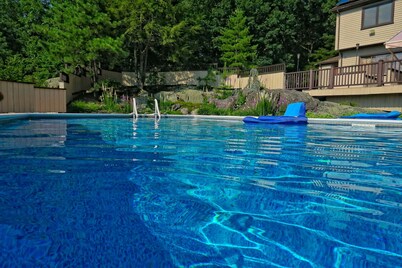 1ST FLR APT Your Private Resort, now FAMILY-ized: 1 BR + LR suitable for 2 kids 