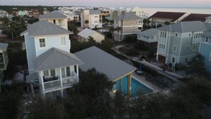 Un quartier résidentiel avec des maisons, une piscine et une vue sur l’océan.