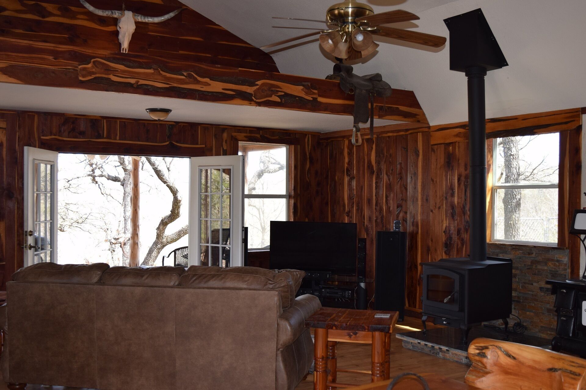 Televisie, een dvd-speler, boeken en een filmbibliotheek