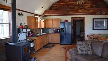 Private kitchen | Fridge, microwave, oven, stovetop