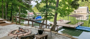 Lakeside Lodge – Private Dock, Hot Tub, Fire Pit & 8 Kayaks