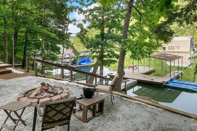 Lakeside Lodge – Private Dock, Hot Tub, Fire Pit & 8 Kayaks