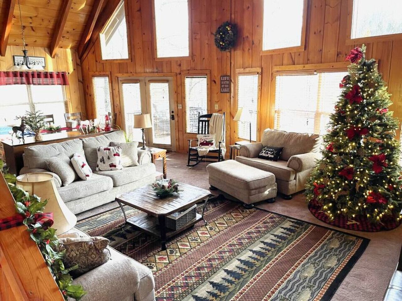 スマートテレビ、暖炉、テレビゲーム、DVD プレーヤー