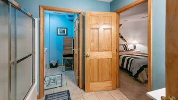 6 bedrooms, desk, iron/ironing board, free WiFi