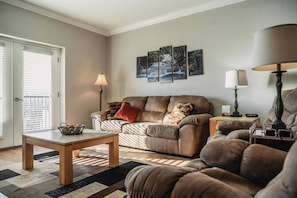 TV - Sweet Berry Patch-Unit 3706 - FREE Attraction Ticket with EACH night Stay Including Dollywood (Pigeon Forge)