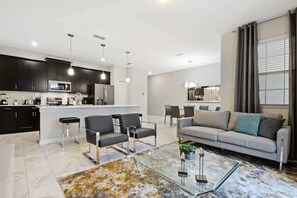 Fernseher, DVD-Player, Stereoanlage, Arbeitsbereiche