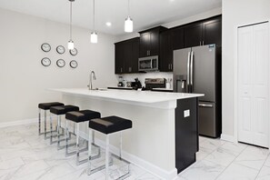 Kjøleskap, mikrobølgeovn, ovn og kokeplater