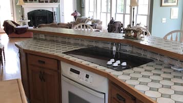 Geladeira, micro-ondas, fogão, cooktop