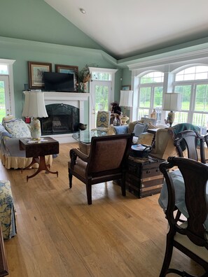 スマートテレビ、暖炉、ミュージックライ ブラリ、ビデオライブラリ