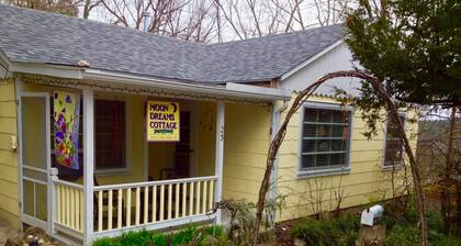 Charming Cottage in Historic District Close to Downtown