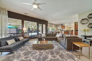 Smart TV, fireplace, DVD player - Spanish Modern Retreat - Cali Life Style (Indio)