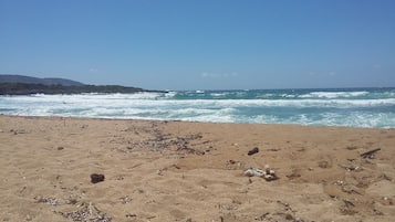 Playa en los alrededores y toallas de playa