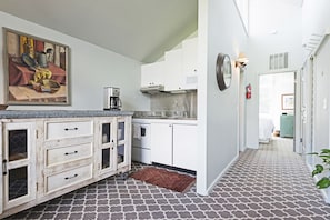 Kylskåp, mikrovågsugn, ugn och spishäll