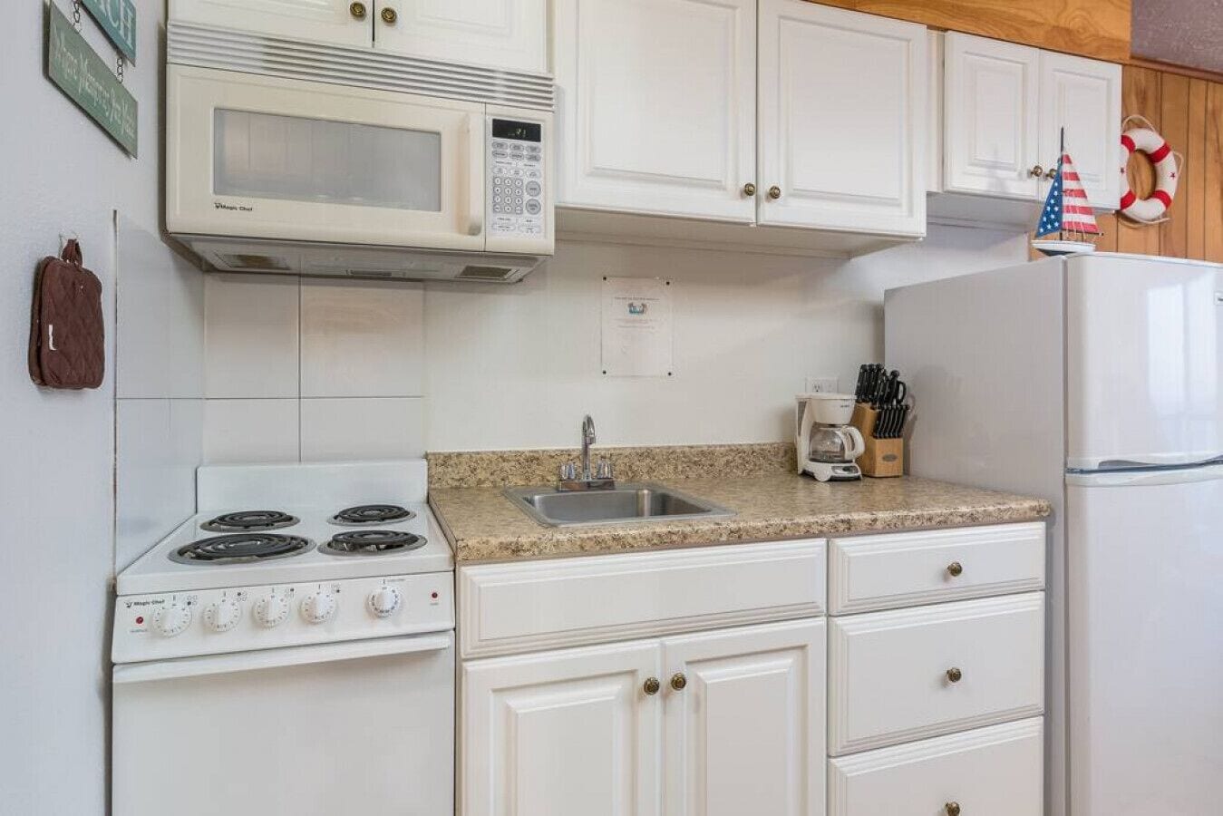 Geladeira, micro-ondas, fogão, cooktop