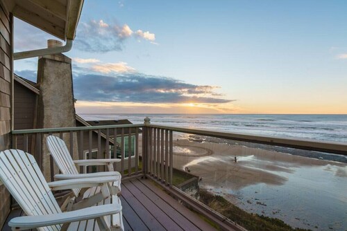 Quarterdeck - Oceanfront, balcony, kitchen.