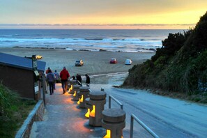 Beach nearby - Quarterdeck - Oceanfront, balcony, kitchen. (Lincoln City)
