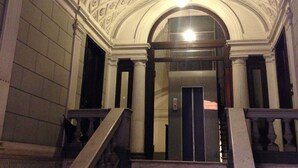 A grand staircase with a detailed ceiling and classical architecture. - CHARMING APARTMENT PIAZZA DEL POPOLO, 240 m2, 4 bedrooms, 9 sleeps, 2.5 bathr, (Rome)