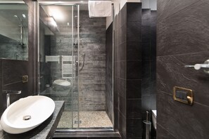 Bathtub, hair dryer, bidet, towels - CHARMING APARTMENT PIAZZA DEL POPOLO, 240 m2, 4 bedrooms, 9 sleeps, 2.5 bathr, (Rome)