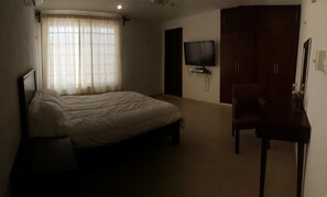 3 bedrooms, iron/ironing board, internet, bed sheets