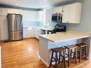 Een koelkast, een magnetron, een oven, een kookplaat