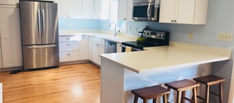 Portsmouth / Newport House, 1 mile from beach