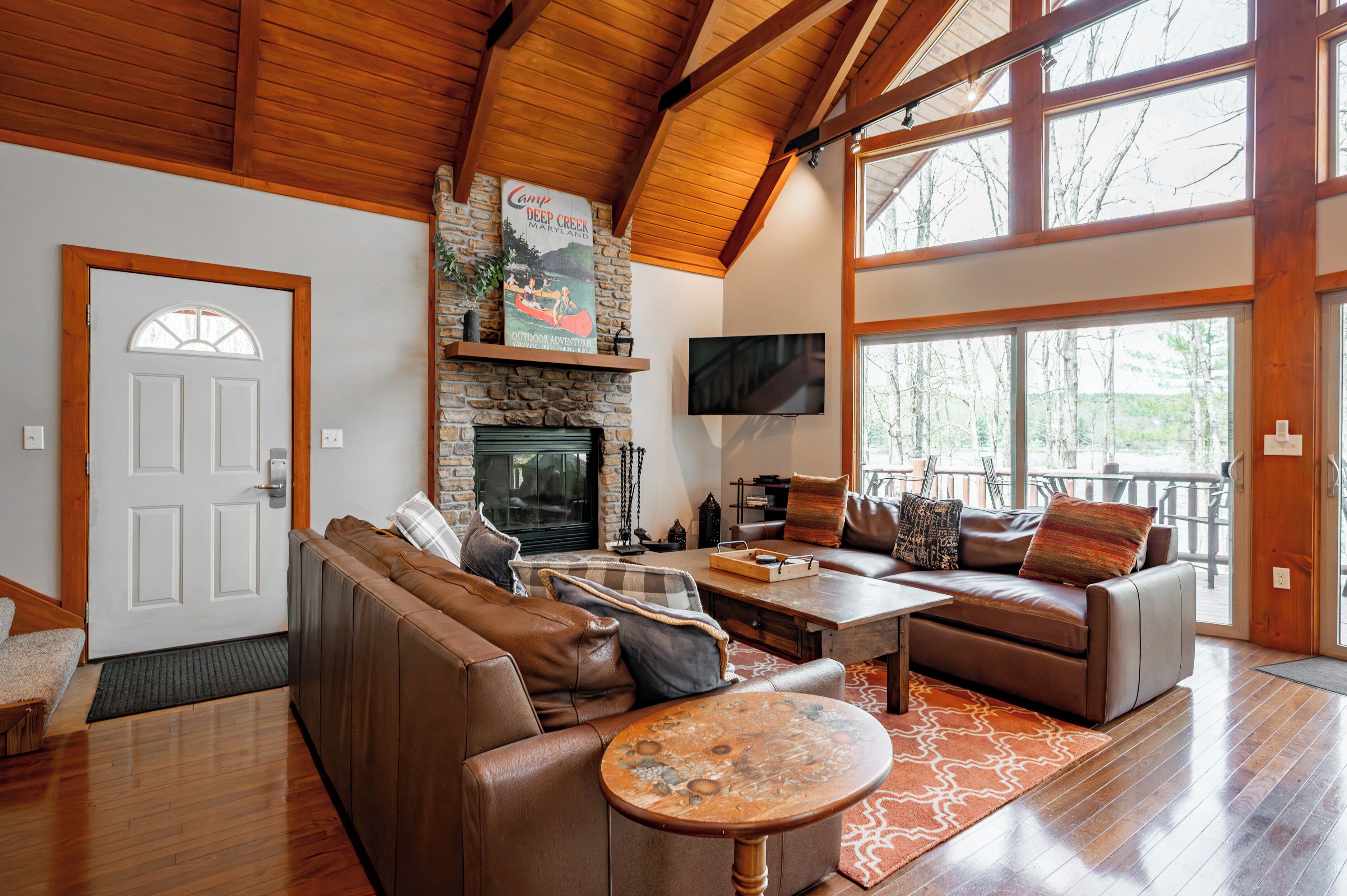 Smart-tv, eldstad och dvd-spelare