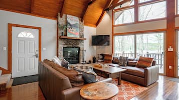 Een smart-tv, een open haard en een dvd-speler