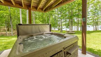 Tina de hidromasaje al aire libre