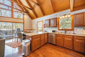 Interior - Rustic Luxury w/ Hot Tub, Dock & Views (Oakland)