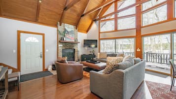 Smart TV, fireplace, DVD player