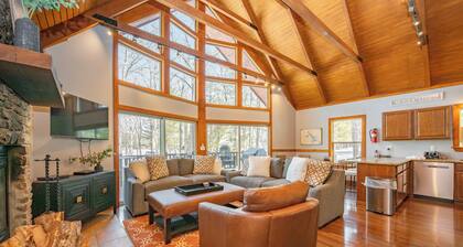 Heijastukset - Lakefront Home, jossa on poreallas