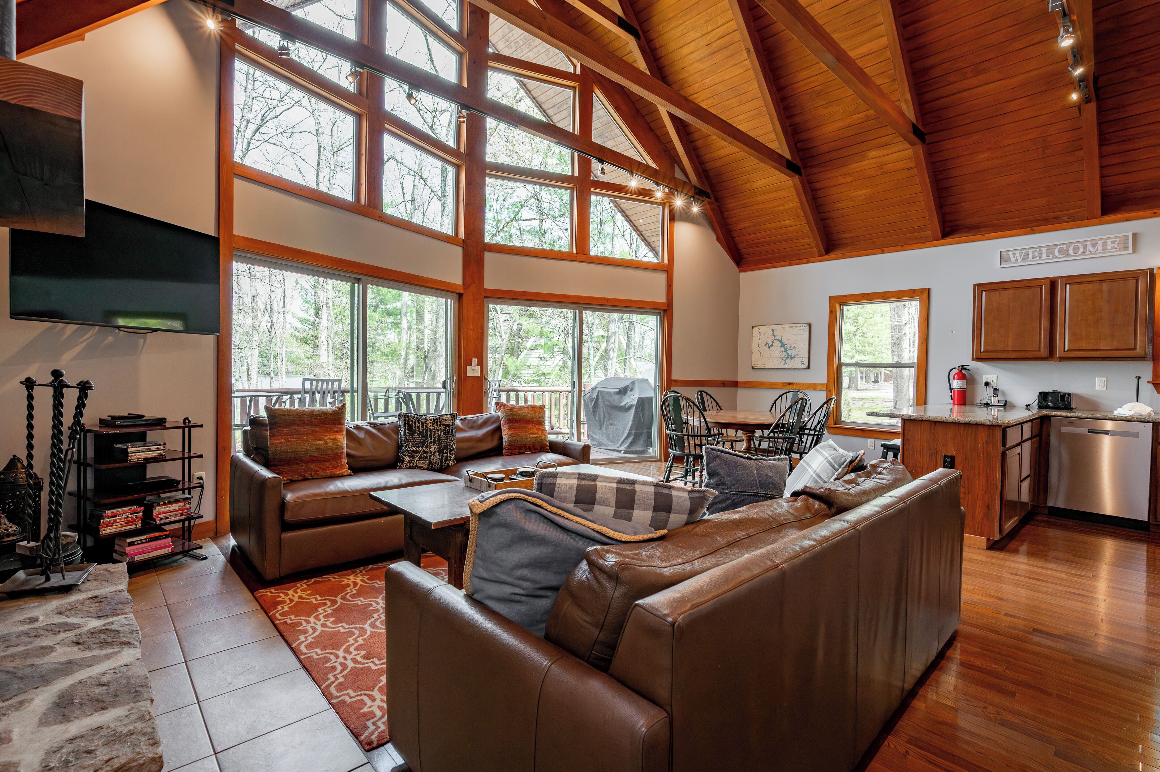 Een smart-tv, een open haard en een dvd-speler