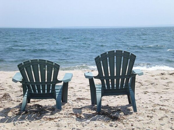 På stranden och solstolar