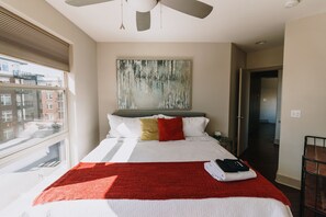 3 slaapkamers, een bureau, een strijkplank/strijkijzer, reisbedje