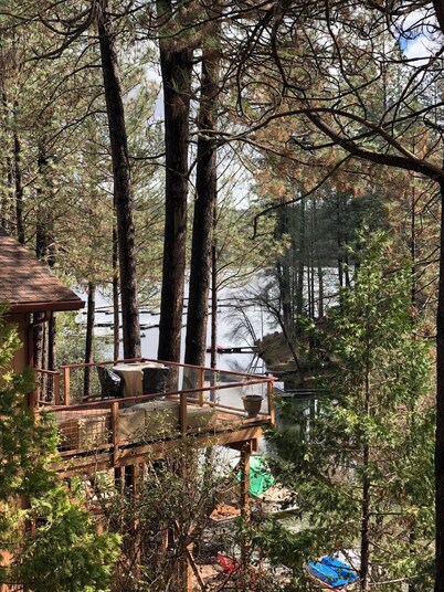 Magnificent Lakefront House Near Yosemite