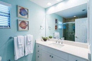 Douche, sèche-cheveux, serviettes fournies
