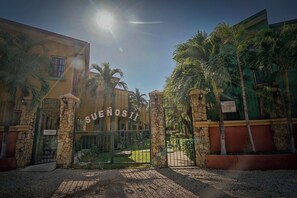 Exterior - 2BR Townhome in Tamarindo• Pool • Walk to Beach (Tamarindo)