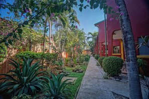 Property grounds - 2BR Townhome in Tamarindo• Pool • Walk to Beach (Tamarindo)