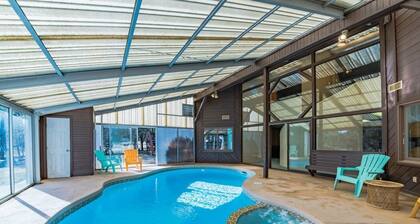 Little Bear Lodge: "Big Lodge täynnä vähän kenkiä" kanssa kylpytynnyri. Lemmikkiystävällinen.