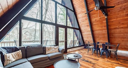 Lost and Found - Lakefront Home, jossa on oma venelaituri